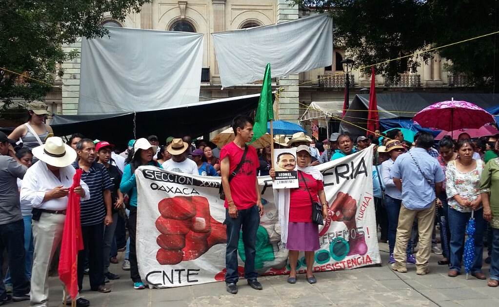 CNTE marcha contra reestructuración del IEEPO Cnte_zocalo_oaxaca