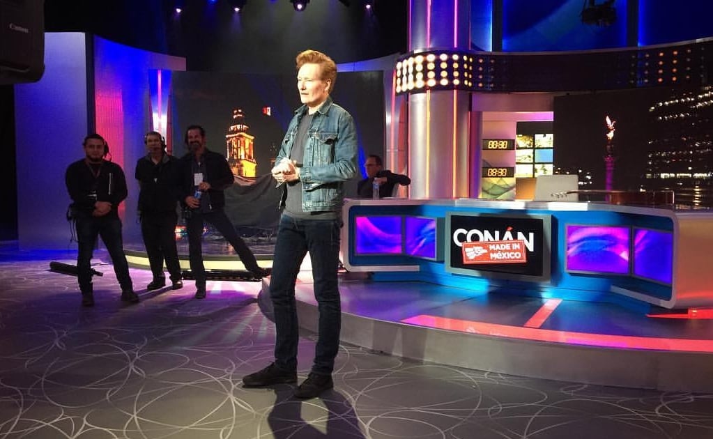 Conan O'Brien hace chistes en español y habla con Diego Luna