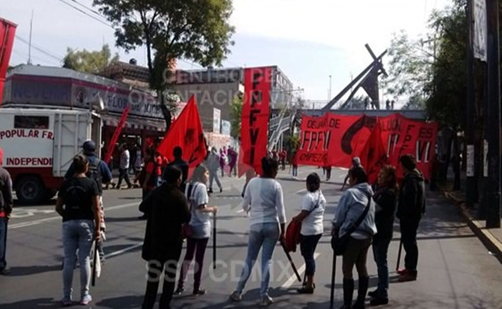 Manifestantes complican la circulación en Ermita Iztapalapa - El Universal