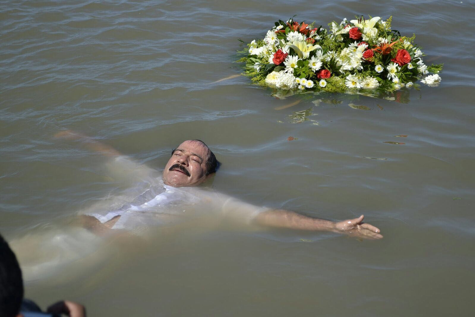 Alcalde de Angostura se arroja al mar durante ceremonia del Día de ... - El Universal