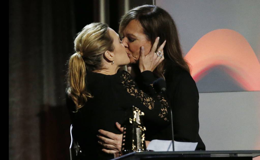 Kate Winslet besa a otra actriz en entrega de premios
