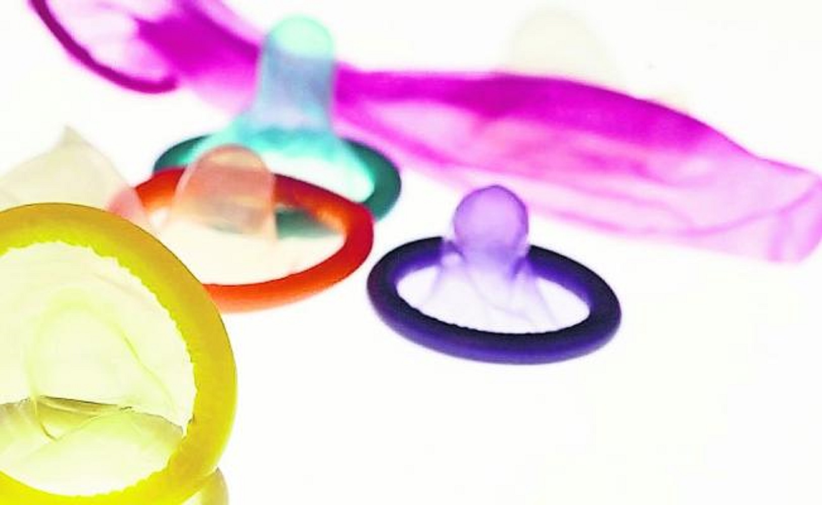 Cofece multa con 112 mdp a cinco proveedores de condones del sector salud