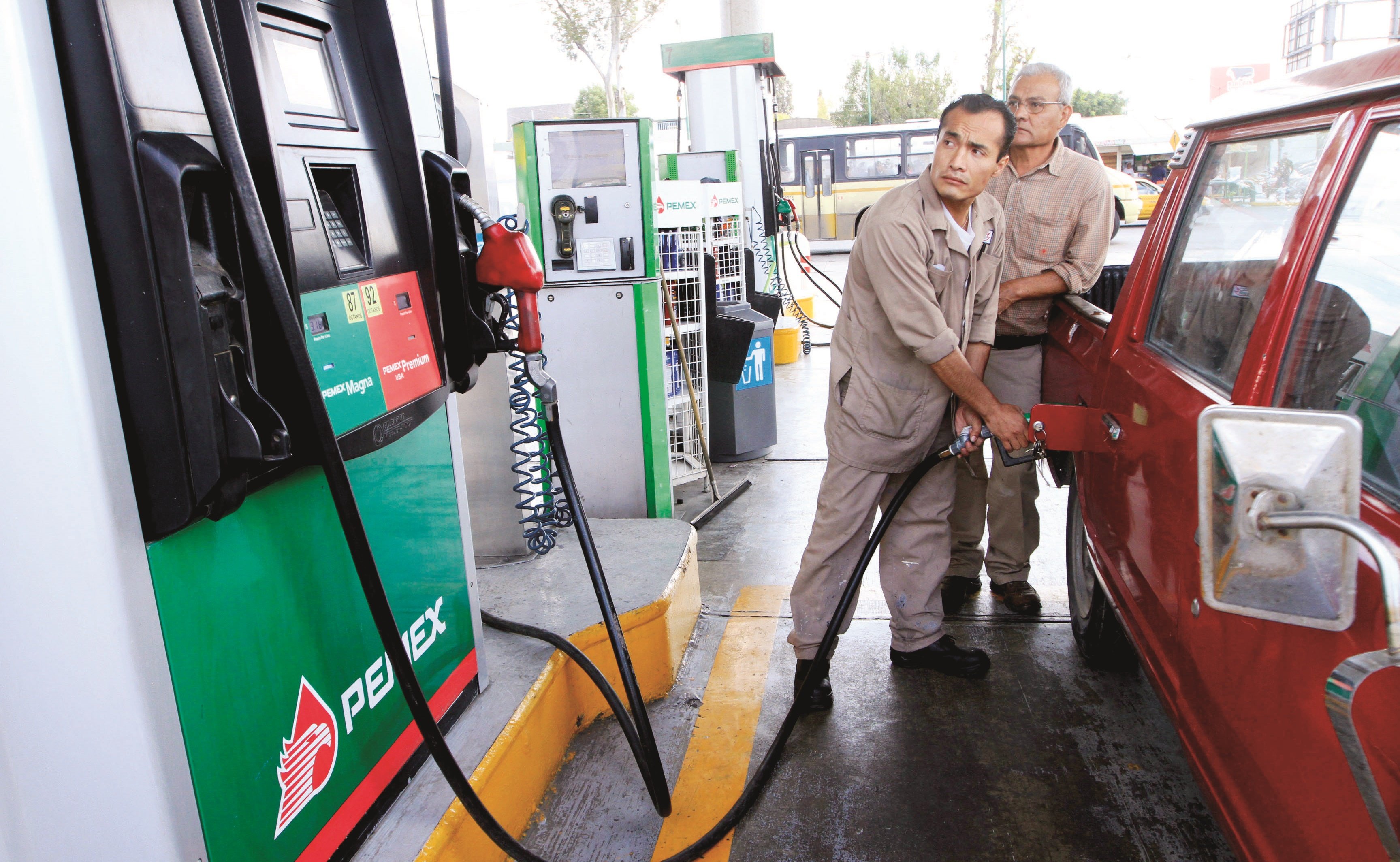 Alzas en las gasolinas triplican a la inflación 
