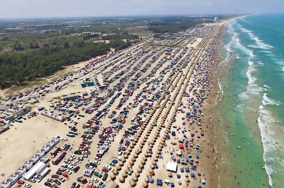 Turistas prefieren la Playa Miramar - El Universal - El Universal