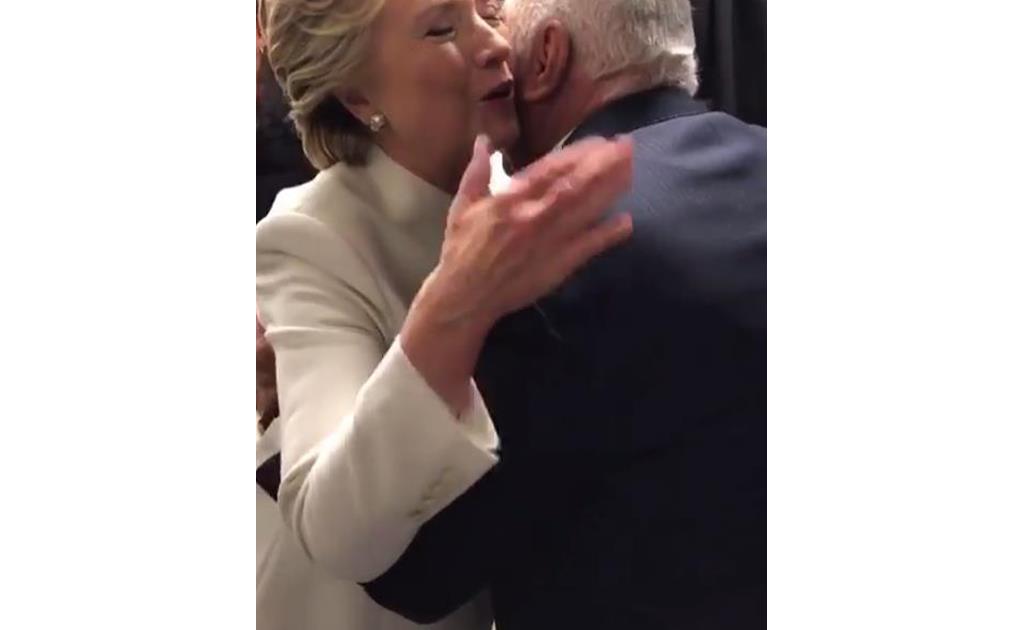 Tras el debate, Hillary Clinton abrazó a Vicente Fernández 