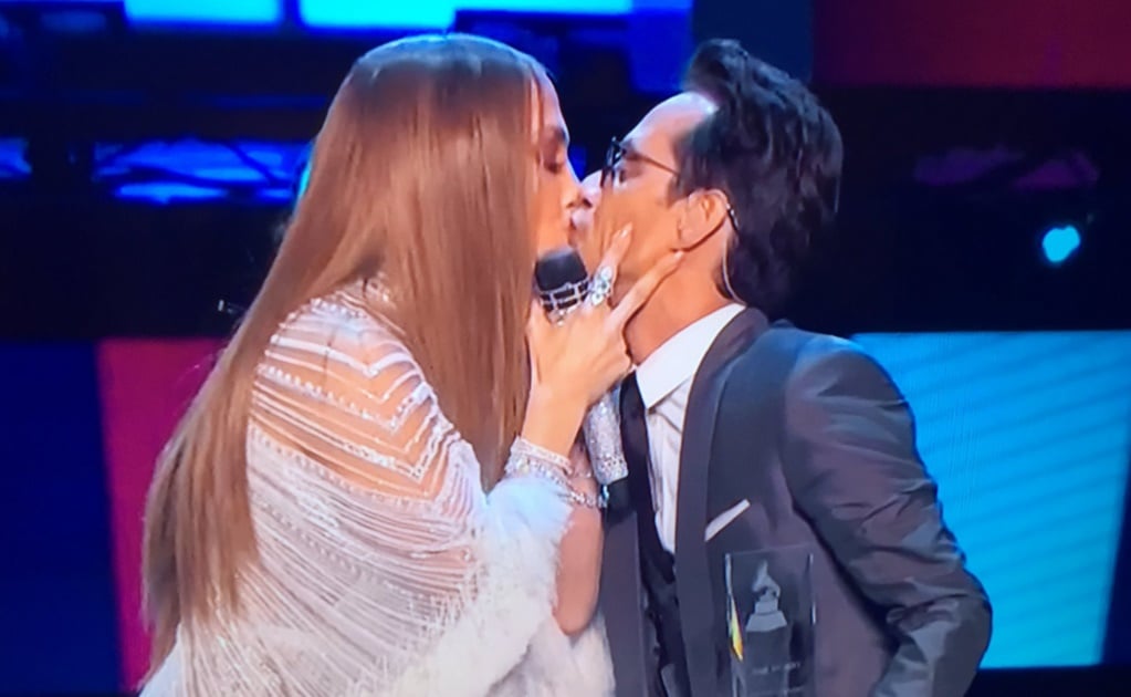 J.Lo y Marc Anthony se besan en los Latin Grammy