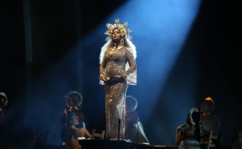 Beyoncé luce su embarazo en los Grammy 2017