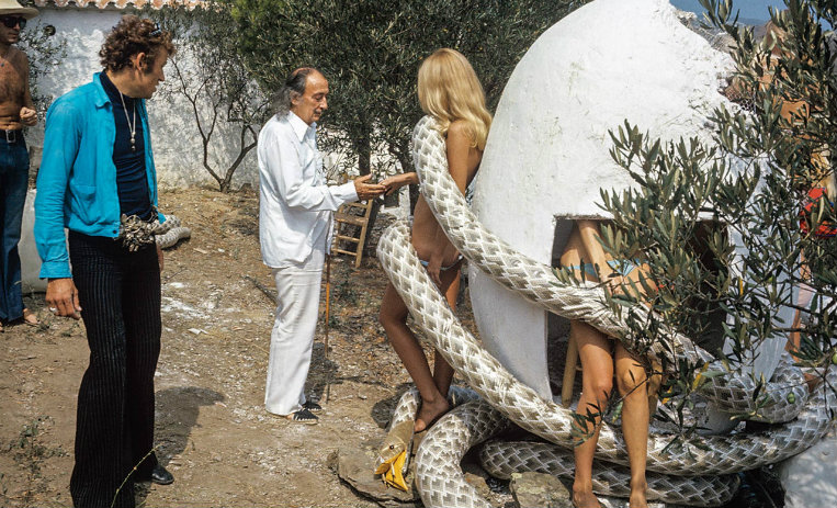 Salvador Dalí, maestro, colaboró con Playboy, collages surrealistas, conejitas desnudas,