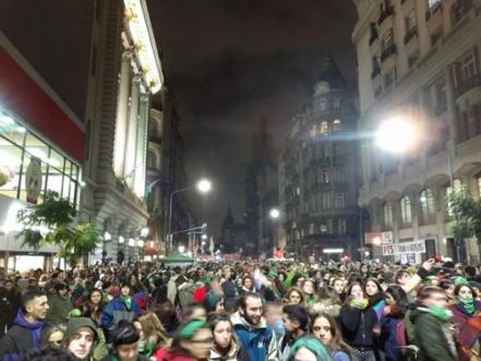 Personas congregadas en las calles de Argentina durante la vigilia por la Ley de despenalización del aborto