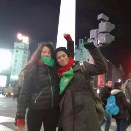mujeres_congregadas_en_las_calles_de_argentina_durante_la_vigilia_por_la_ley_de_despenalizacion_del_aborto.jpg