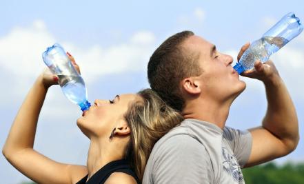 beber_agua_habitos_alimenticios_que_mejoraran_tu_vida.jpg