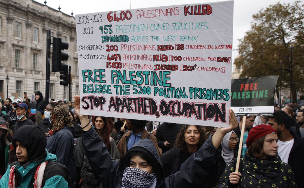Los manifestantes sostienen bengalas, banderas y pancartas durante una manifestación pro palestina en Londres. Foto: AP