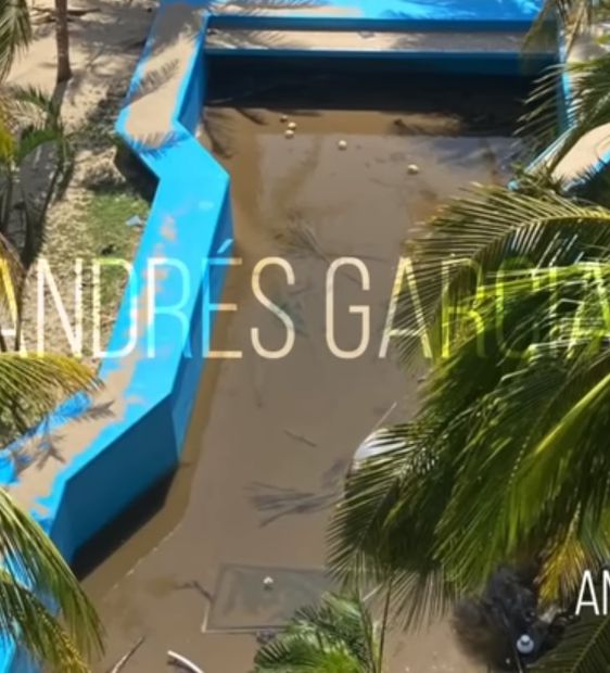 Alberca de la "Casa de Andrés García" con vista al mar tras el huracán "Otis". Foto: Vía Youtube