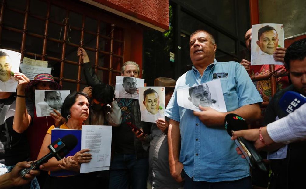 Protesta por el asesinato del periodista Nelson Matus, en la casa de Representación del estado de Guerrero en la CDMX. Foto: Diego Simón Sánchez/EL UNIVERSAL