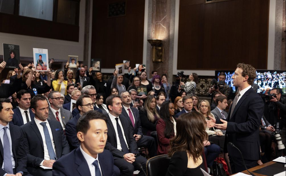 El director ejecutivo de Meta, Mark Zuckerberg se dirige a familias durante una audiencia del Comité Judicial del Senado sobre la protección de los niños de la explotación sexual en línea, en el Senado. Foto: EFE