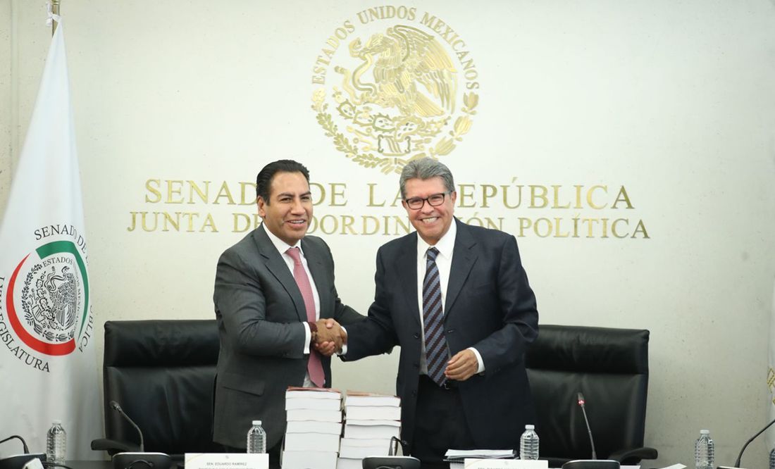 “No traiciones los acuerdos”, dice Monreal a Ramírez Aguilar en relevo de la Jucopo; también pedirá licencia