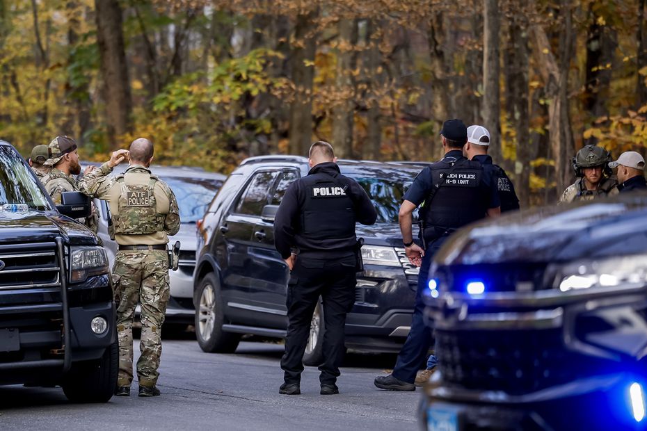 Las fuerzas del orden se reúnen cerca de la casa del sospechoso de tiroteo masivo Robert Card en Bowdoin, Maine. Foto: EFE