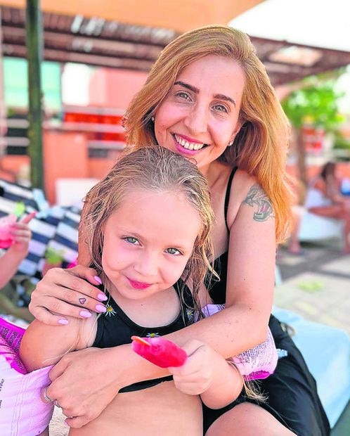 Danielle Aloni, de 44 años, y su hija Emilia, de seis. Foto: AP
