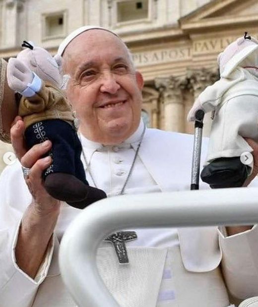 El Papa Francisco con sus peluches del Dr. Simi. Foto: Instagram @drsimi_oficial