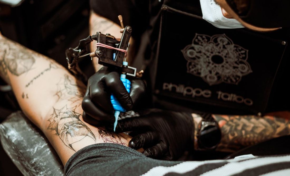 Una joven se hizo un tatuaje que desató críticas y así reaccionó su padre
