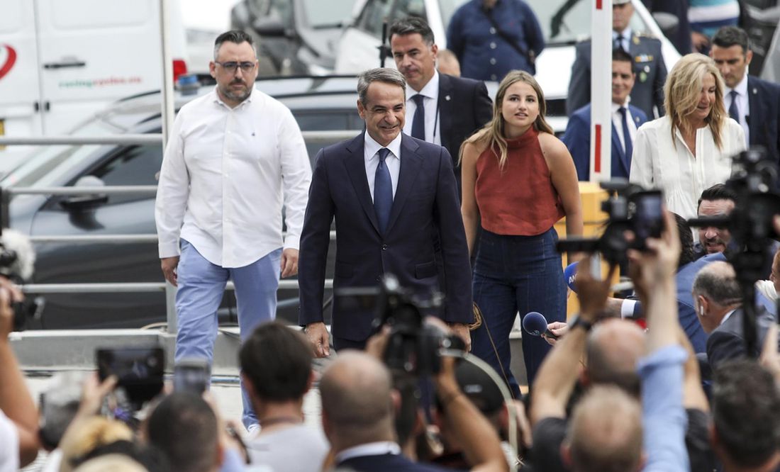 Primer ministro Mitsotakis alcanza mayoría absoluta en Grecia, según primeras encuesta