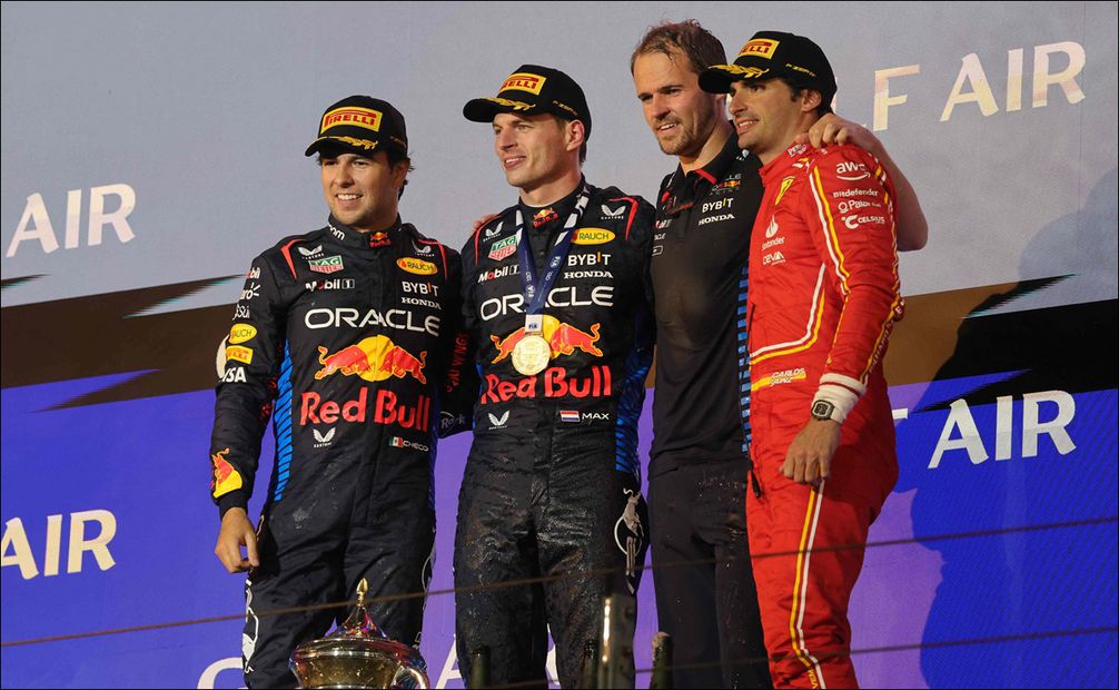 Checo Pérez, Max Verstappen y Carlos Sainz en el podio del GP de Bahréin 2024 - Foto: AFP
