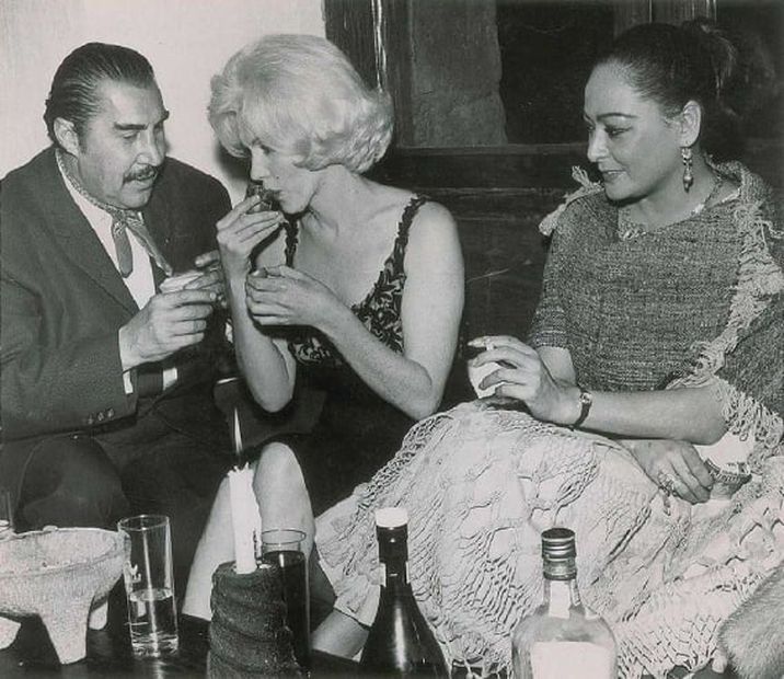 Emilio "El Indio" Fernández con Marilyn Monroe en su casa de Coyoacán; Columba Domínguez los observa. Fototeca El Universal.