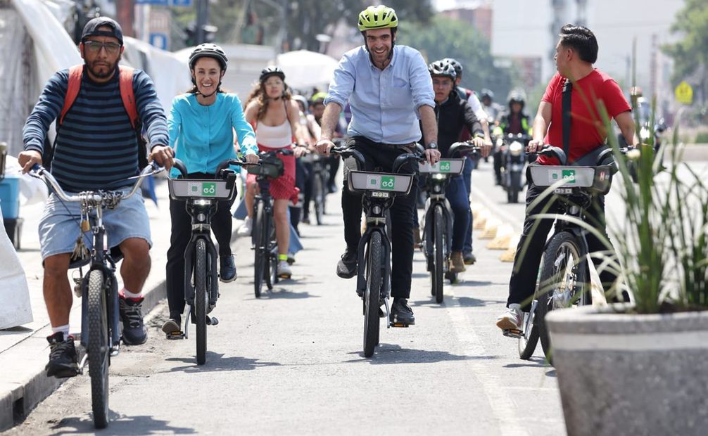 Claudia Sheinbaum y Andrés Lajous en corredor de Ecobici con motivo del Día mundial de la bicicleta. Foto: Especial