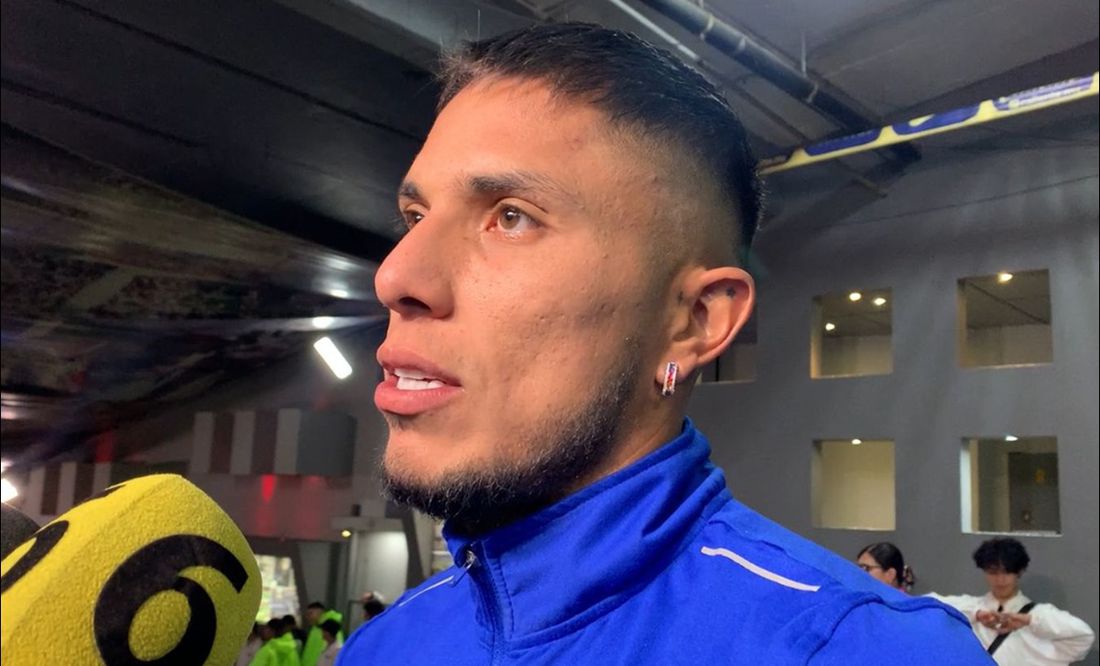 Carlos Salcedo defiende a Sebastián Jurado en Cruz Azul