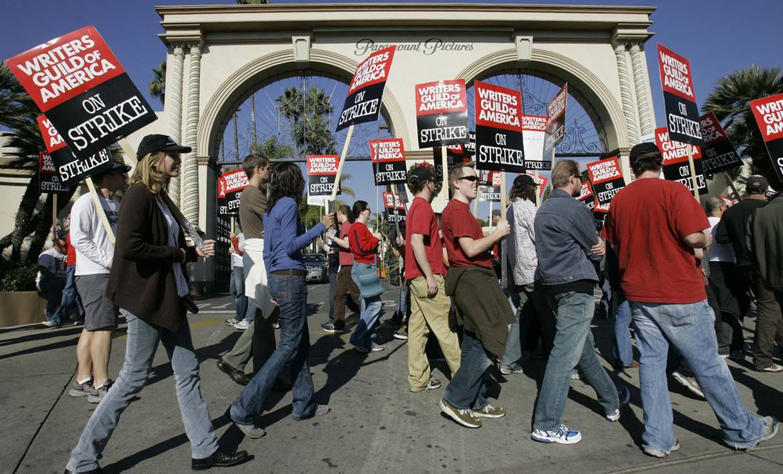 Guionistas en Hollywood inician huelga: exigen mayor participación en las ganancias generadas por el streaming
