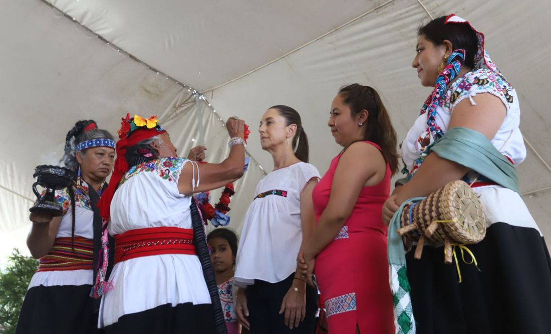 Sheinbaum recibe bastón de mando por mujeres de pueblos originarios en Xochimilco