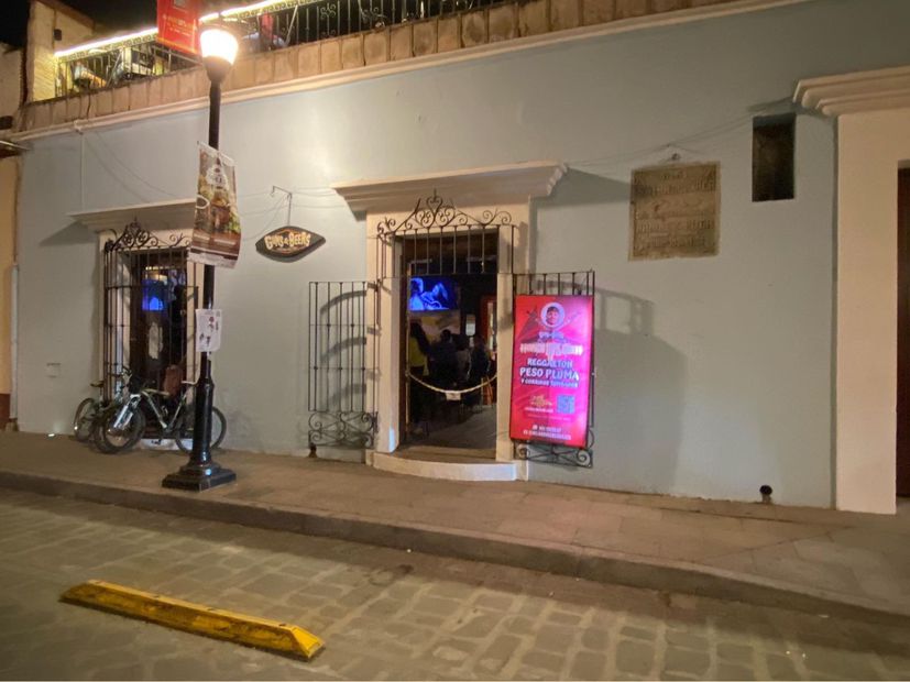 El bar de Oaxaca ofrece ambiente con música rock. Foto: Cortesía