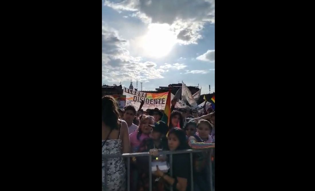 Bloque disidente irrumpe en evento musical de la Marcha LGBT+; mandan mensaje a López-Gatell