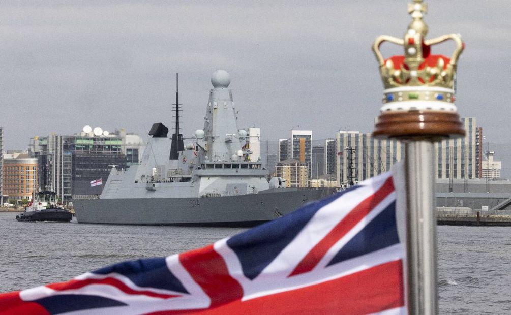 El HMS Diamond, un destructor de defensa aérea de la Marina Real del Reino Unido llega este martes a Londres para la coronación de Carlos III y Camila de Gran Bretaña. Foto: EFE
