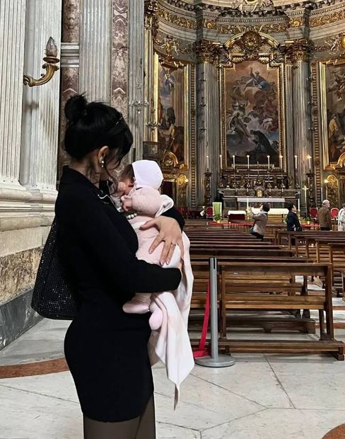 Cazzu con su hija en Roma, Italia.