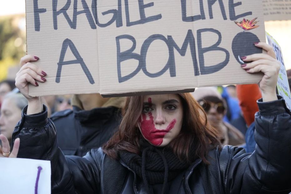 Una mujer muestra una pancarta durante una manifestación con motivo del Día Internacional para la Eliminación de la Violencia contra la Mujer, en Milán. Foto: AP