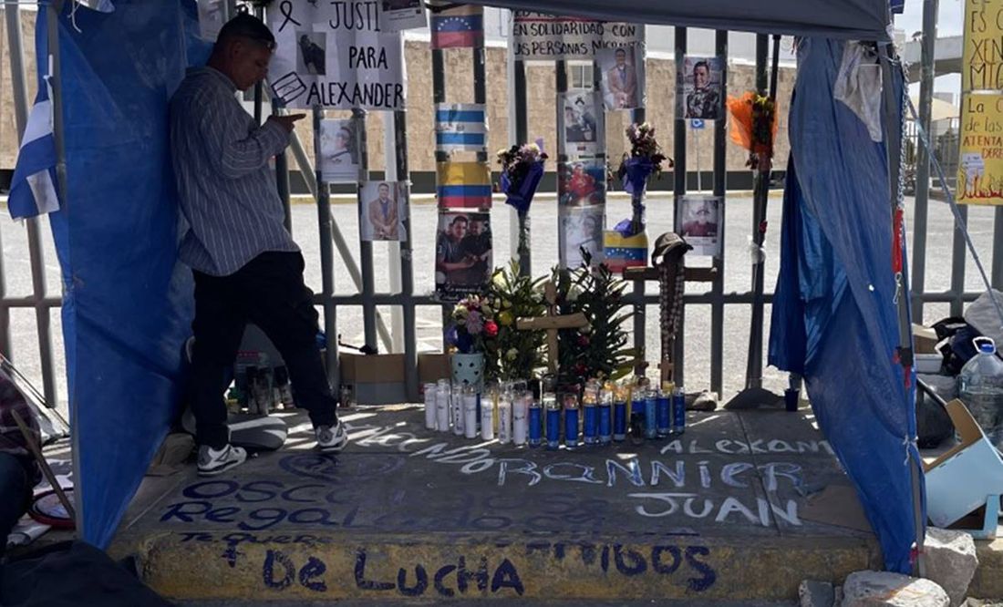Con flores y veladoras recuerdan a migrantes fallecidos en incendio del INM en Ciudad Juárez
