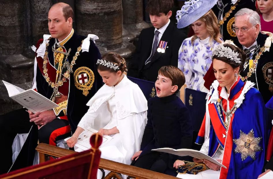 El príncipe Luis mira al techo durante la coronación
<p>Foto: YUI MOK - AP