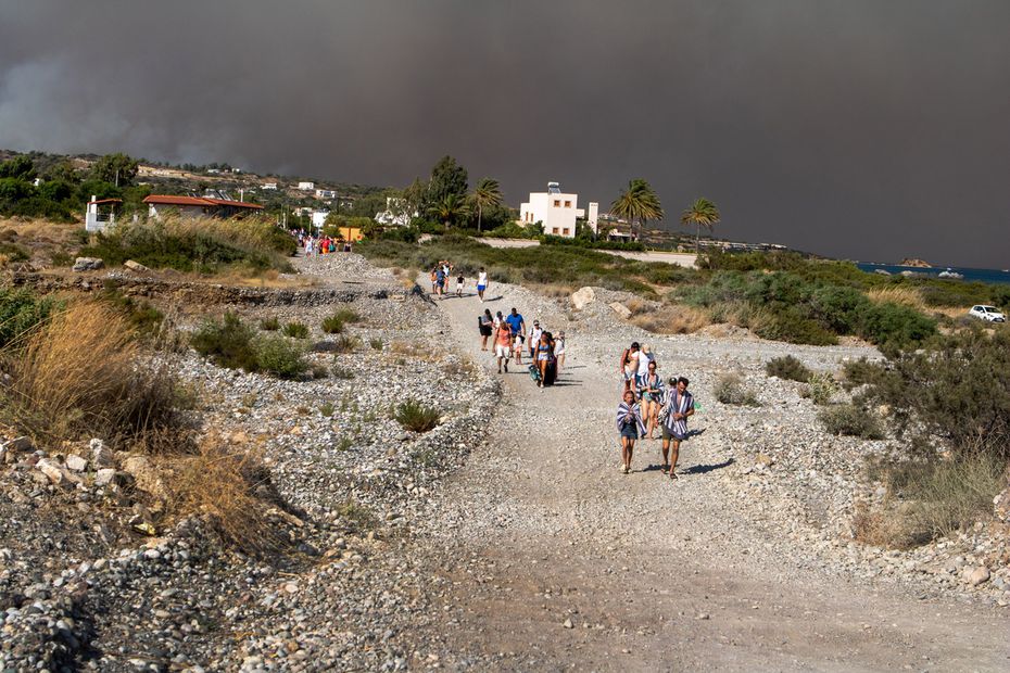 Personas evacuadas del pueblo de Kiotari, durante un incendio forestal, en la isla de Rodas. Foto: EFE