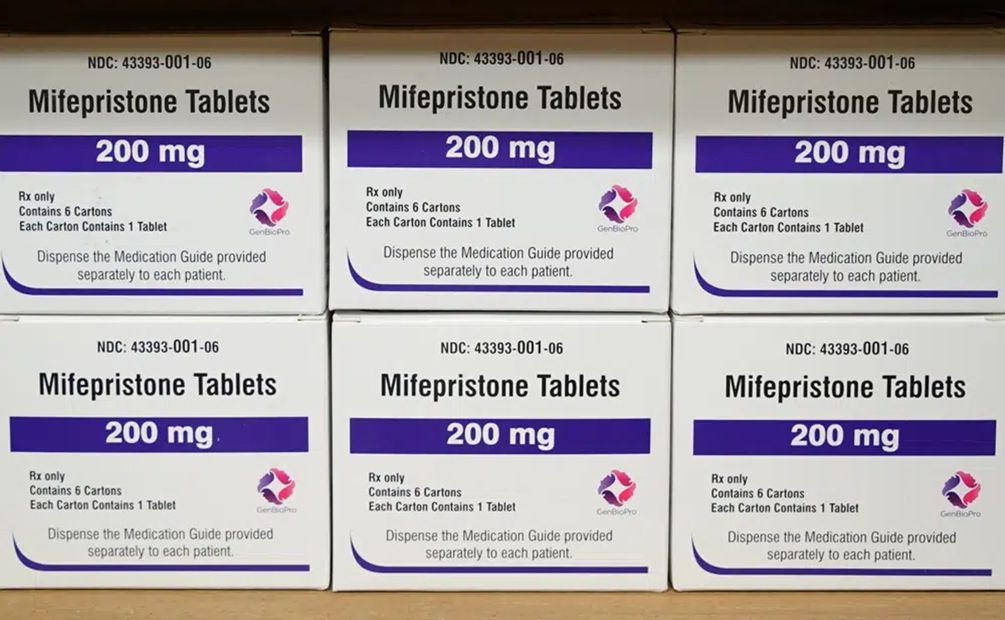 Cajas del fármaco mifepristona yacen en un estante en el Centro de la Mujer de Alabama Occidental, en Tuscaloosa, Alabama. Foto: AP