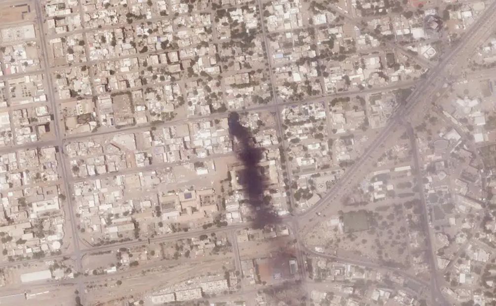 En esta imagen satelital tomada por Planet Labs PBC se muestra un incendio cerca de varios hospitales en Jartum, Sudán, el 18 de abril de 2023. Foto: AP