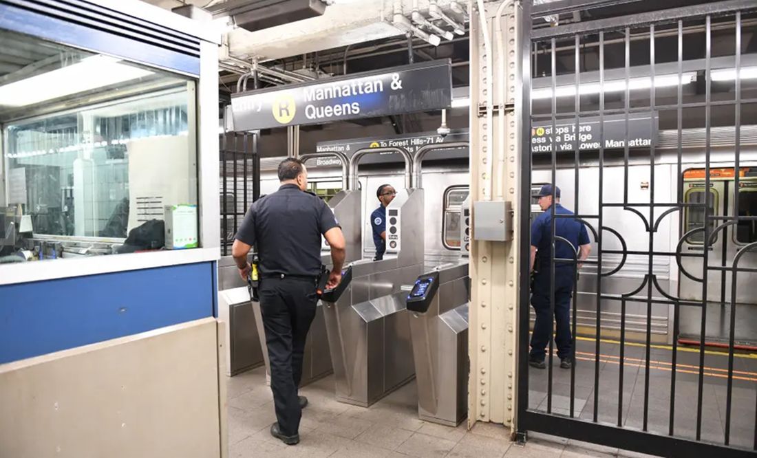 Adolescente apuñala a joven en metro de NY por pedir que bajaran el volumen de la música; 'se ofendieron'