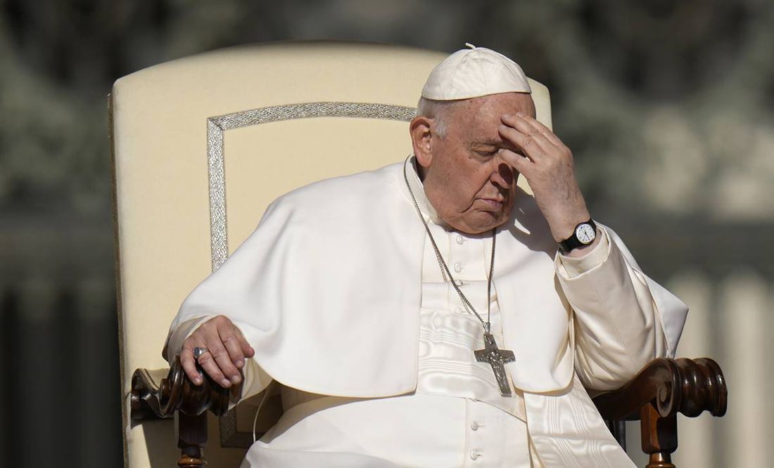 Papa revela que sufrió 'una pulmonía aguda', pero que respondió bien