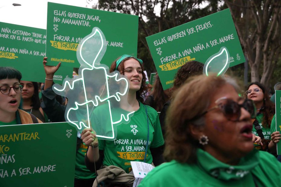 Colectivos de mujeres participan en la marcha "Son niñas, no madres" convocada por la Plataforma Verde hoy en Lima (Perú). La protesta por el Día de Acción Global por el Aborto estuvo marcada por los últimos casos de niñas embarazadas a raíz de abusos sexuales. FOTO: PAOLO AGUILAR. EFE