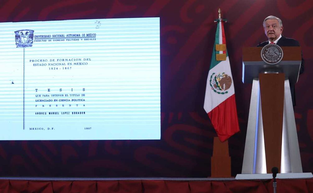 AMLO muestra la portada de su tesis en su conferencia mañanera. Foto: Berenice Fregoso