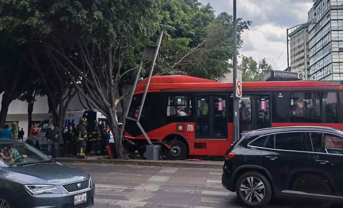 Metrobús de Línea 1 choca contra un árbol en avenida Insurgentes, hay 20 heridos