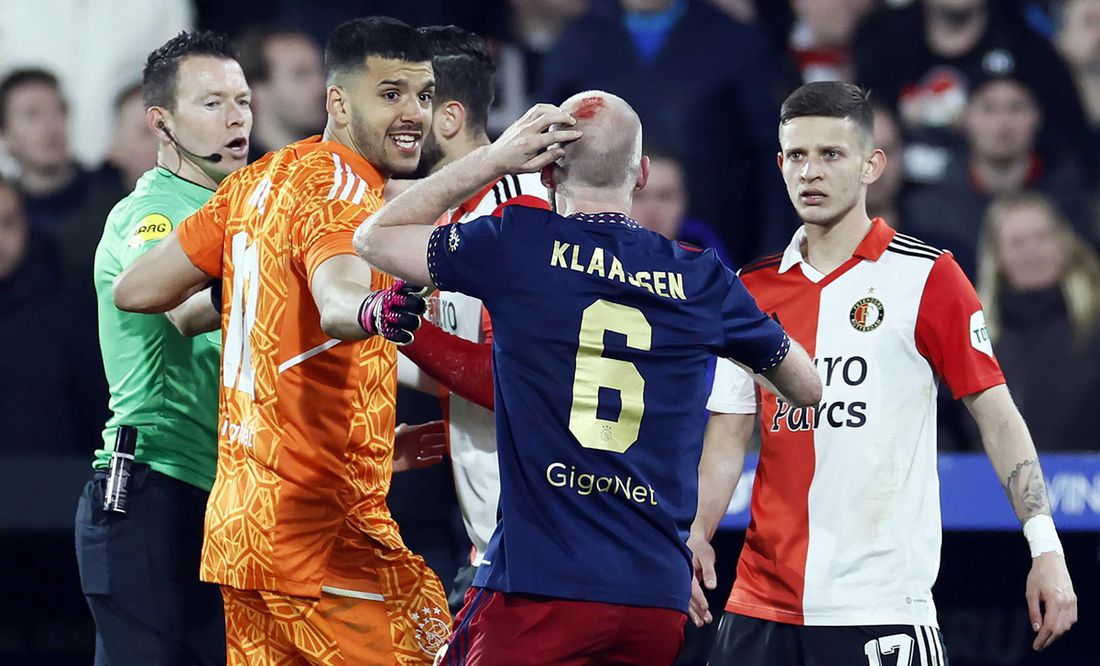 Detienen juego del Feyenoord y el Ajax por la agresión de un aficionado a un jugador
