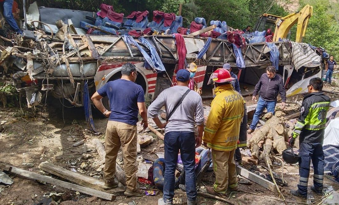 Suman 29 muertos tras volcadura de autobús en Magdalena Peñasco, Oaxaca