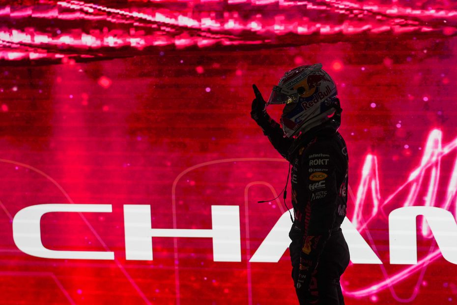 Max Verstappen tras convertirse en tricampeón durante la carrera sprint del Gran Premio de Qatar - Foto: AP