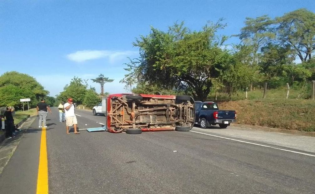 El accidente ocurrió a la altura del kilómetro 158, entre los municipios de Mapastepec y Pijijiapan. Foto: Especial.